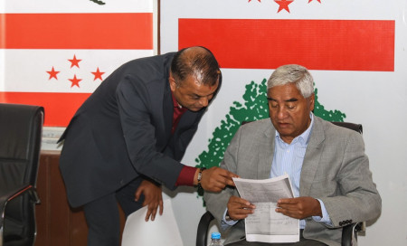 महामन्त्री गगन थापा र सभापति शेरबहादुर देउवा केन्द्रीय कार्यसम्पादन समिति बैठकमा। तस्बिर: नेपाल फोटो लाइब्रेरी।