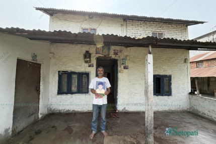 नारायणदत्त भुसाल आफ्ना भाइ देवनारायणको तस्बिरसँग। तस्बिरः अक्षर काका/सेतोपाटी