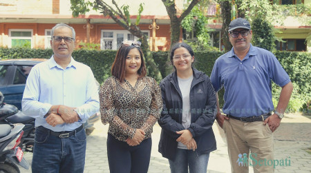 बायाँबाट क्रमशः संगीतकार धीरेन्द्र प्रेमर्षि, गायक आस्था राउत, गायक स्मारिका फुयाल र लेखक माधव चौलागाईं। तस्बिरः नवीनबाबु गुरूङ/सेतोपाटी