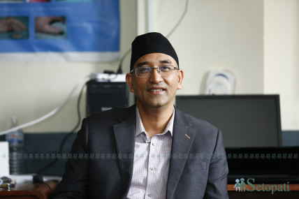 शिक्षण (टिचिङ) अस्पताल महाराजगञ्जको प्लास्टिक सर्जरी विभागका प्रमुख डा. जयमान श्रेष्ठ। तस्बिरः नवीनबाबु गुरूङ/सेतोपाटी