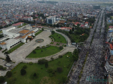 जेन-जी आन्दोलन क्रममा जलाइएको नयाँबानेश्वरस्थित संसद भवन। तस्बिर: नवीनबाबु गुरूङ/सेतोपाटी