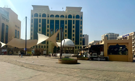 मानिसहरूको चहलपहल बिहीन दुबई।