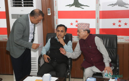 कार्यवाहक सभापति खड्कासँग महामन्त्रीद्वय। फाइल तस्बिर।