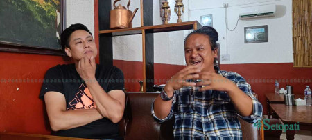 गाउँले चुह्लो होटलका सञ्चालकहरू विपीन श्रेष्ठ (बायाँ) र विक्रम गुरूङ। तस्बिरः भगवती पाण्डे/सेतोपाटी