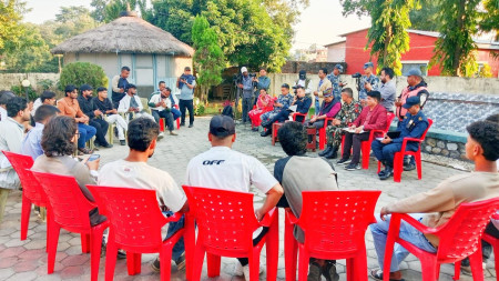 जिल्ला सुरक्षा समितिका पदाधिकारी र जेनजी समूहबीच बाराको पथलैयामा शुक्रबार भएको वार्ता।
