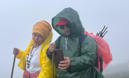 गोसाइँकुण्डमा सेल्फी लिएर रमाउँदै तीर्थारू। तस्बिर: सुरेन्द्र फुयाल