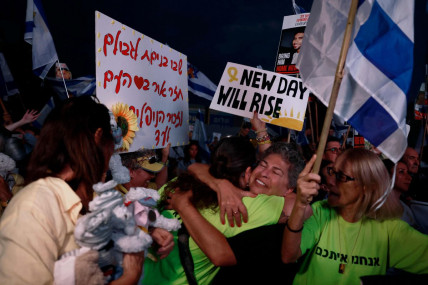 इसराइलमा जम्मा भएका बन्धकका परिवार। तस्बिरः एएफपी/रासस।