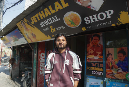 आफ्नो रेस्टुरेन्टसामु अजित यादव। तस्बिर: नवीनबाबु गुरूङ/सेतोपाटी