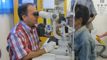 आँखा परीक्षण गर्दै डाक्टर मनोज शर्मा