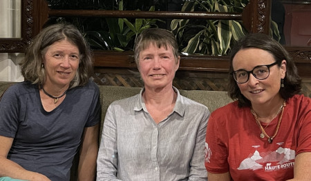 दायाँबाट क्रमशः एमिली जेन कोट्स, मेरी रीप र क्याथरिन जेन विल्सन