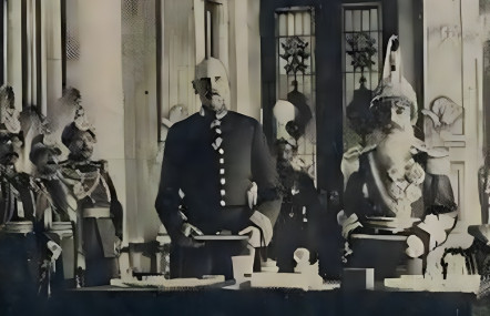 सन् १९२३ डिसेम्बर २१ मा नेपाल-ब्रिटेन शान्ति तथा मैत्री सन्धि हस्ताक्षर गर्दै प्रधानमन्त्री चन्द्रशमशेर राणा र ब्रिटिस एनभ्वाय विलियम ओकनर। तस्बिर स्रोत: मदन पुरस्कार पुस्तकालय