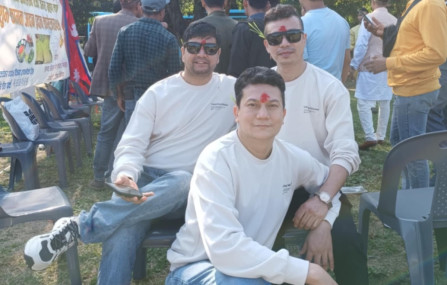 विवेक न्यौपाने (बायाँ), पदम पाण्डे (दायाँ) र बीच बसेका कपिलदेव अधिकारी।