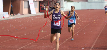 राष्ट्रपति रनिङ सिल्डको ८ सय मिटर दौडमा कीर्तिमान बनाएकी नारायणी भण्डारी। तस्बिर : लोकेन्द्रकुमार बस्नेत/राखेप