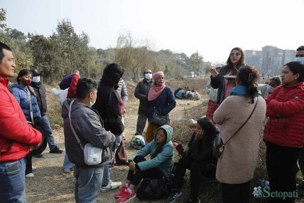 रूसी सेनामा गएकाहरूका परिवार गत माघमा काठमाडौंको तीनकुनेमा भेला भएका थिए। तस्बिरः नवीनबाबु गुरूङ/सेतोपाटी