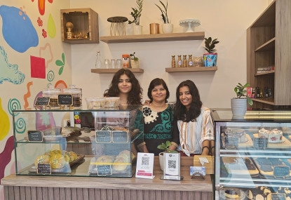 सुगर स्याककी सञ्चालक मुस्कान नेहरू आमा र बहिनीका साथमा।