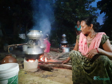 थारू चलनअनुसार रक्सी बनाइँदै। तस्बिर: तस्बिर: जित ट्रासन