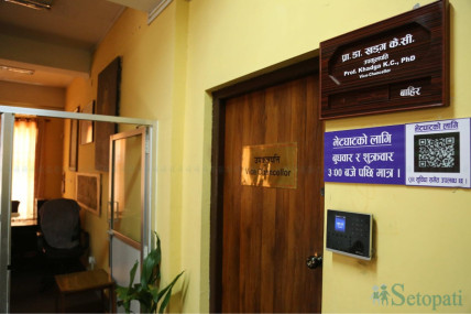 त्रिभुवन विश्वविद्यालय उपकुलपतिको कार्यालयमा भएको तोडफोड। तस्बिरः नवीनबाबु गुरूङ/सेतोपाटी