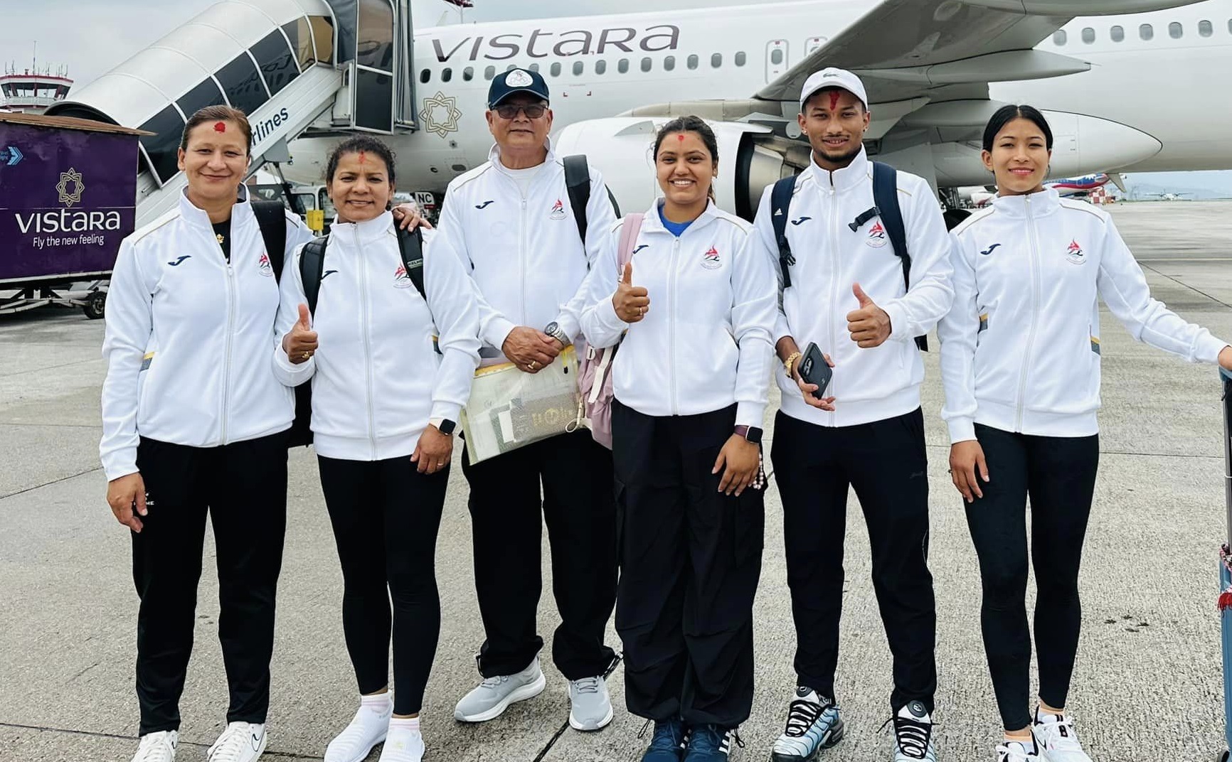 पेरिस प्रस्थान गर्नुअघि जुडो खेलाडी मनिता प्रधान श्रेष्ठ,  ब्याडमिन्टका प्रिन्स दाहाल र सुटिङकी सुस्मिता नेपाल (दायाँबाट क्रमश:) सहित प्रशिक्षकहरू।