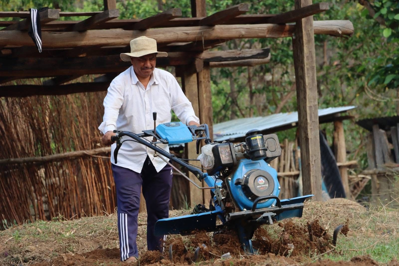 अर्घाखाँचीको शीतगंगा नगरपालिका मान्द्रेमा हाते ट्याक्टर चलाइरहेका विप्लव। तस्बिरः उनकै सचिवालय।