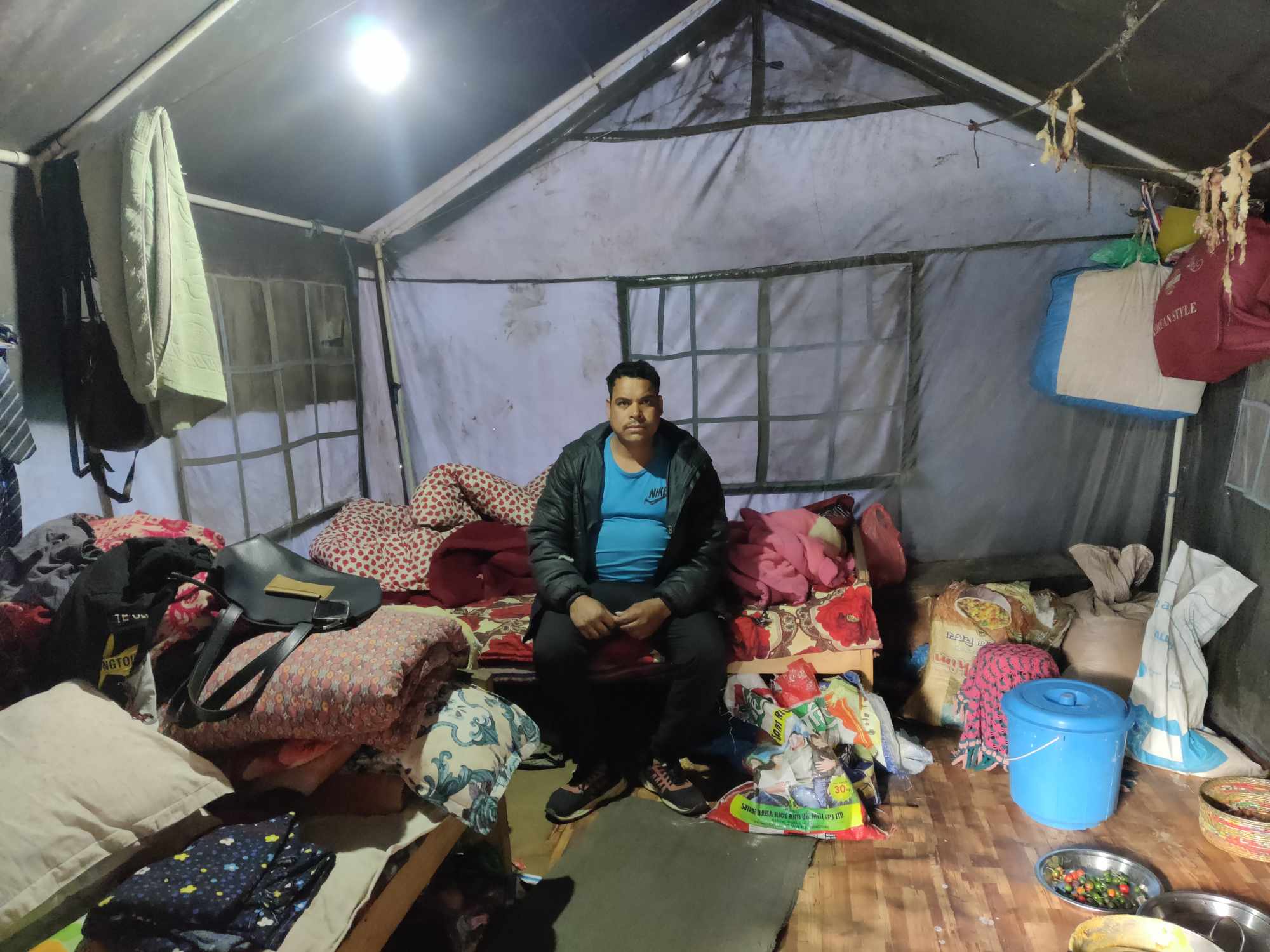 नागपुजे पहिरोपछि त्रिपालमुनि ओत लाग्दै आएका बाह्रबिसे–७का श्यामबहादुर विक। तस्बिरः अक्षर काका।