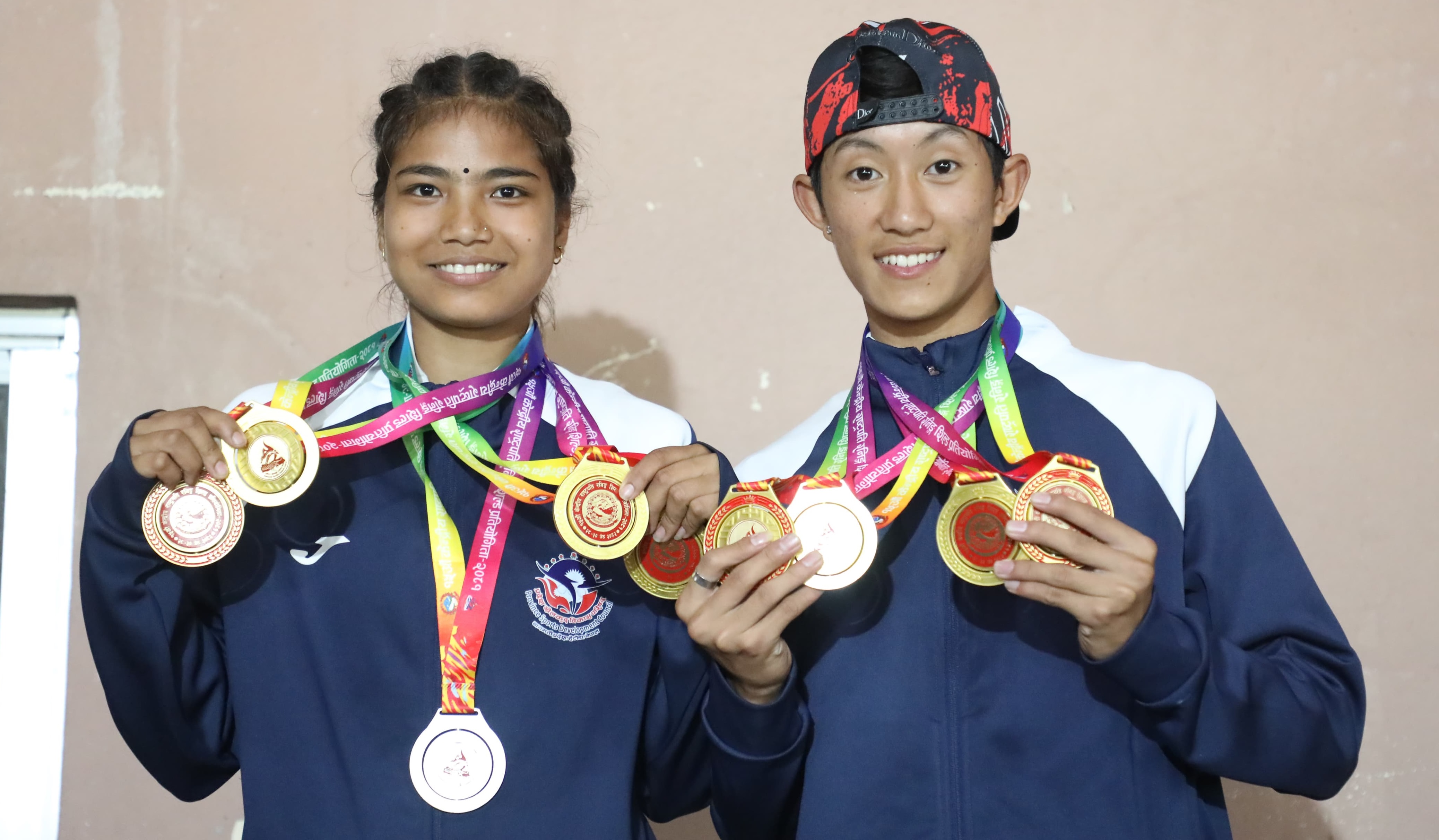 राष्ट्रपति रनिङ सिल्डअन्तर्गत समान ४–४ स्वर्ण जितेका अनिशा थारु (बायाँ) र प्रवीण राना मगर। तस्बिर : लोेकेन्द्रकुमार बस्नेत/राखेप