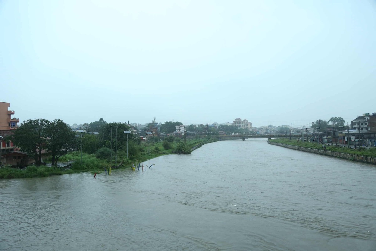 काठमाडौंमा उर्लेको बागमती नदी। तस्बिर: नवीनबाबु गुरूङ/सेतोपाटी