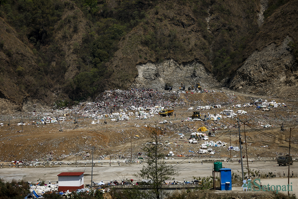 बञ्चरेडाँडामा अव्यवस्थित ढंगले थुपारिएको फोहोरले सिसडोलकै नियति दोहोर्‍याउँदैछ। तस्बिर: नवीनबाबु गुरूङ/सेतोपाटी