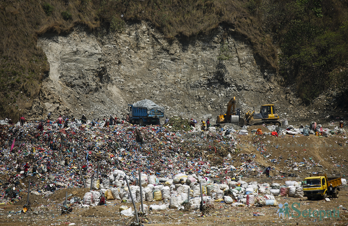 बञ्चरेडाँडामा अव्यवस्थित ढंगले थुपारिएको फोहोरले सिसडोलकै नियति दोहोर्‍याउँदैछ। तस्बिर: नवीनबाबु गुरूङ/सेतोपाटी