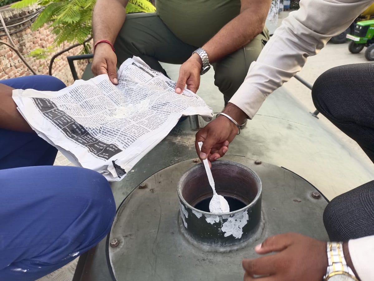 पानी शुद्धीकरण गरिँदै। तस्बिर स्रोत: वीरगन्ज महानगरपालिका