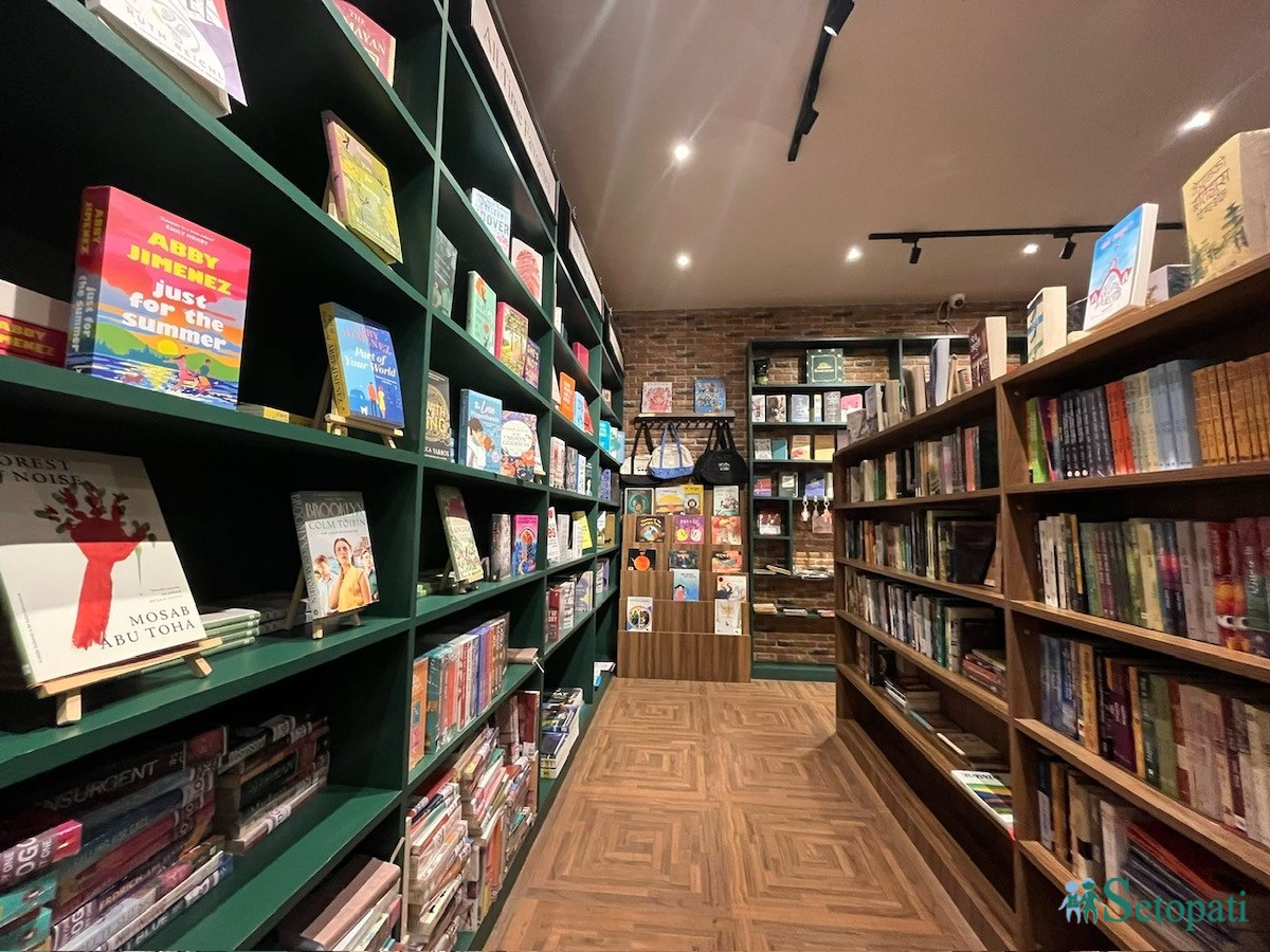 सुन्धारास्थित सिभिल मलको तेस्रो तलामा रहेको 'बुक भर्स' नामको किताब पसल। तस्बिरहरू: आर्या श्रेष्ठ/सेतोपाटी