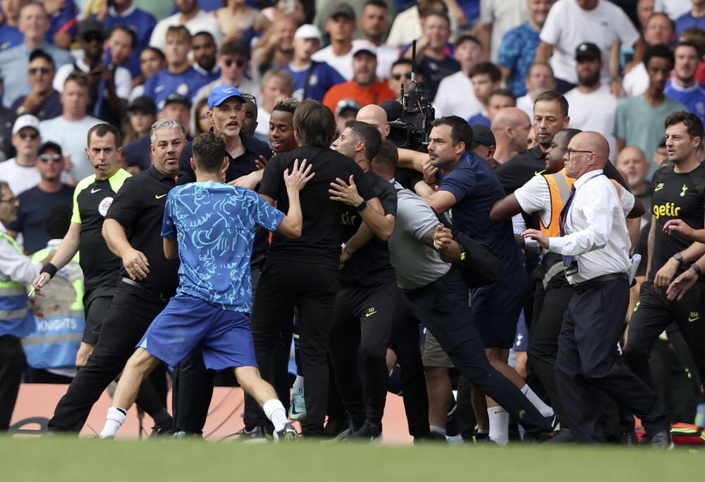 Chelsea's head coach Thomas Tuchel argues with Tottenham's head coach Antonio Conte during the English Premier League soccer match between Chelsea and Tottenham Hotspur at Stamford Bridge Stadium in London, Sunday, Aug 14, 2022. (AP/RSS Photo)
