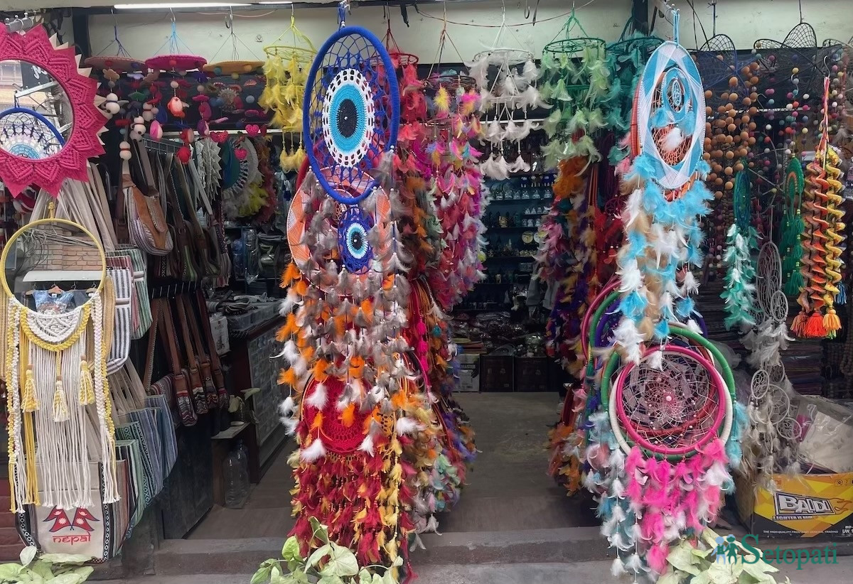 पसलमा बेच्न राखिएका ड्रिम क्याचर। सबै तस्बिर: आर्या श्रेष्ठ/सेतोपाटी