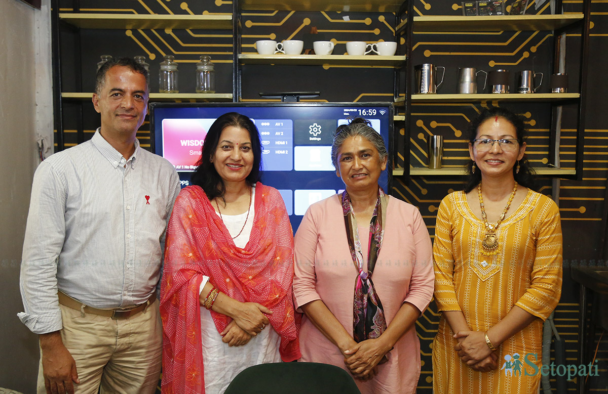 बायाँबाट क्रमश: पहिलो संविधानसभा सदस्य सुनिलबाबु पन्त (अहिले उनको कुनै पार्टी छैन), नेपाली कांग्रेसकी सहमहामन्त्री महालक्ष्मी उपाध्याय (डिना), नेकपा एमालेकी स्थायी समिति सदस्य विन्दा पाण्डे र माओवादीबाट राष्ट्रियसभा सदस्य रेणु चन्द। तस्बिर: नवीनबाबु गुरूङ/सेतोपाटी