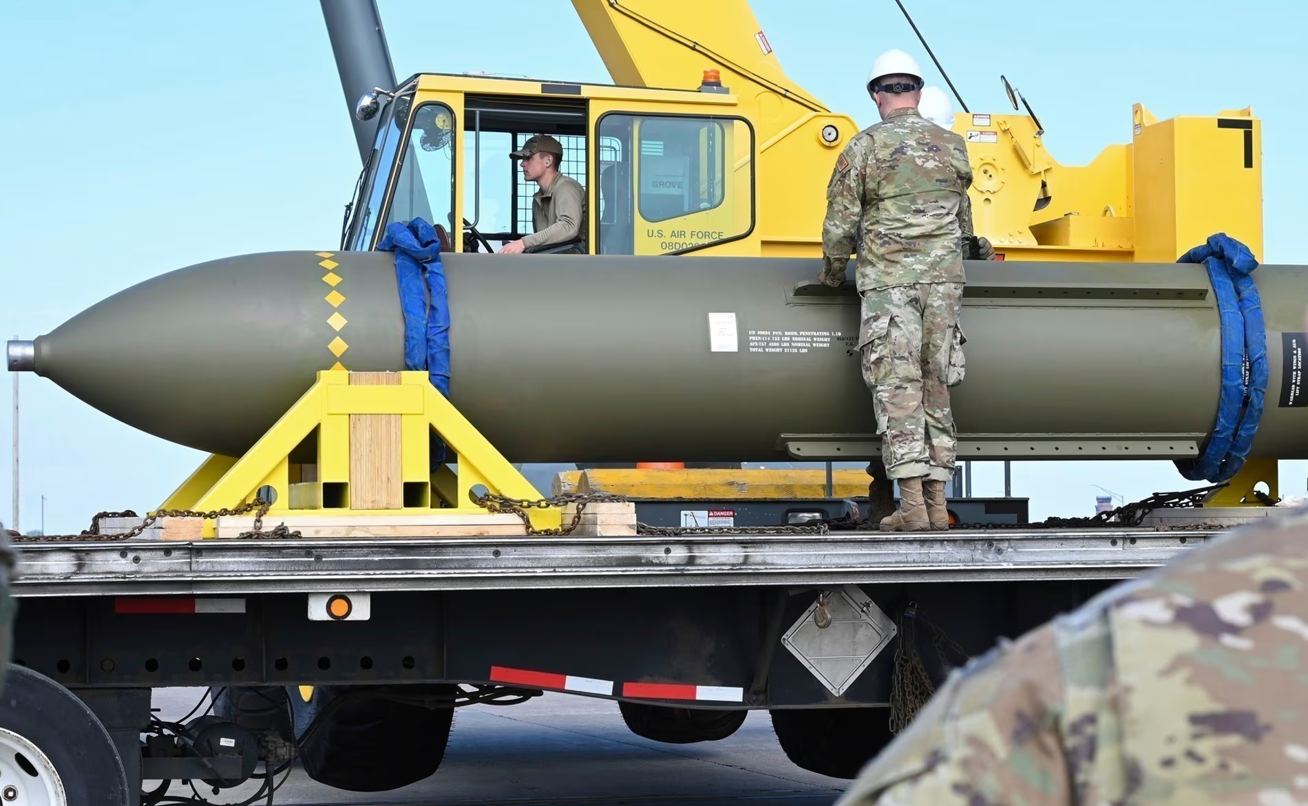 अमेरिकाले बनाएको जिबियू-५७ भनिने बंकरभेदी बम। तस्बिर स्रोत: एपी