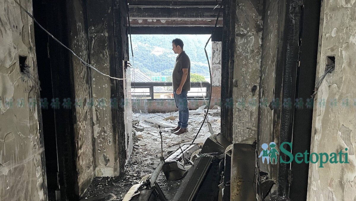 होटल सरोवरको भग्नावशेषमा प्रबन्ध निर्देशक प्रतीक पहारी। तस्बिर: युवराज श्रेष्ठ/सेतोपाटी