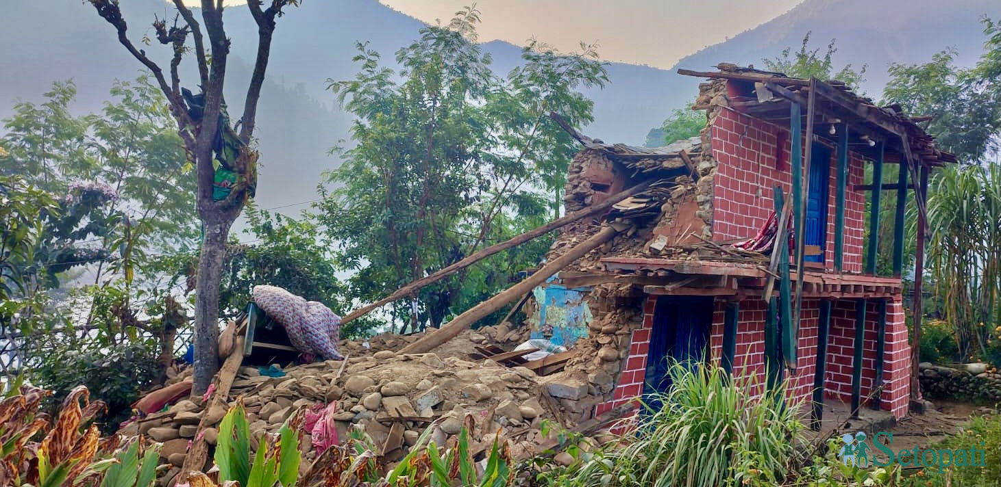 कात्तिक १७ को जाजरकोट भुइँचालोले क्षतिग्रस्त घर। तस्बिर: दिपकजंग शाही/सेतोपाटी