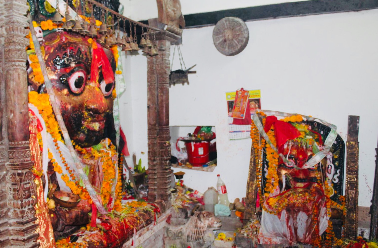 बुंगमतीका आराध्य हयंग्रिभ भैरव (बायाँ) र उनीसँगै एक रात बस्न आएकी मनकामना देवी अर्थात् कुन्दे अजिमा। यो दसैं बेला बुंगमतीमा हुने मनकामना जात्राको एक महत्वपूर्ण क्षण हो। तस्बिर स्रोत: अनिल तुलाधर