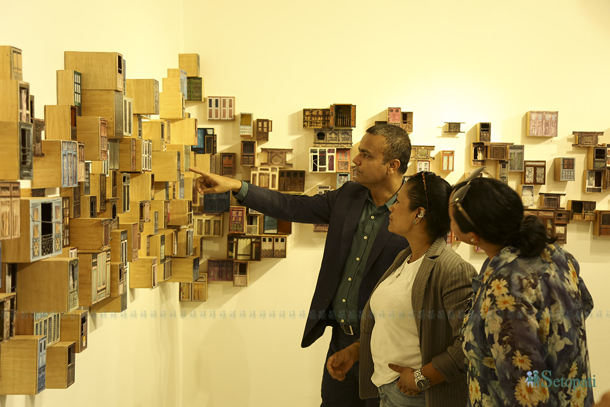 बबरमहलस्थित सिद्धार्थ आर्ट ग्यालरीमा जारी 'अन्डर द सेम रूफ' नामक प्रदर्शनी हेर्दै दर्शक। तस्बिर: नवीनबाबु गुरूङ/सेतोपाटी