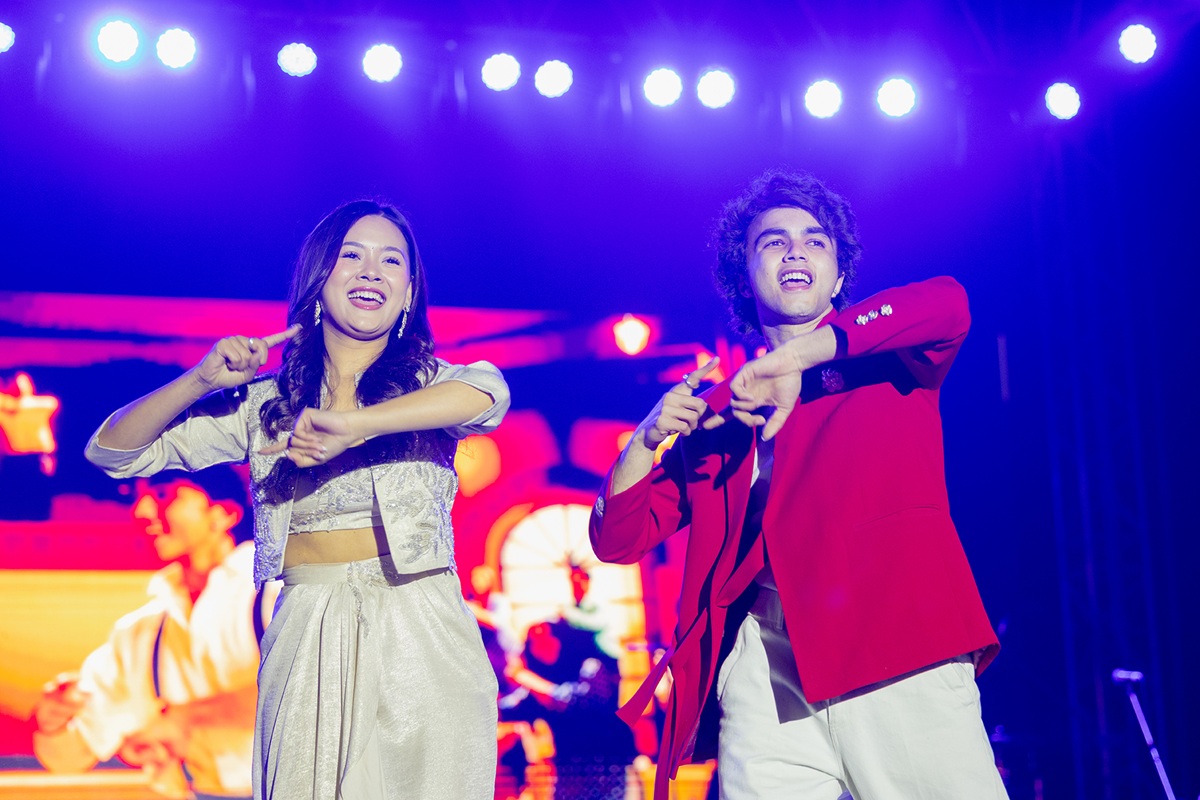 ट्रेलर रिलिज कार्यक्रममा नृत्य गर्दै आकृति राजभण्डारी र अभिषेक खड्का।