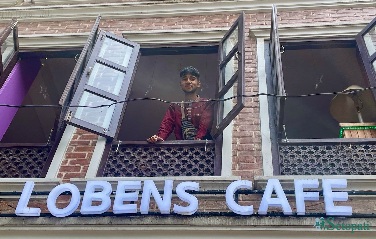 पाटनढोकास्थित लोबेन्स क्याफेका सञ्चालक स्वस्तिक सापकोटा। तस्बिर: आर्या श्रेष्ठ/सेतोपाटी