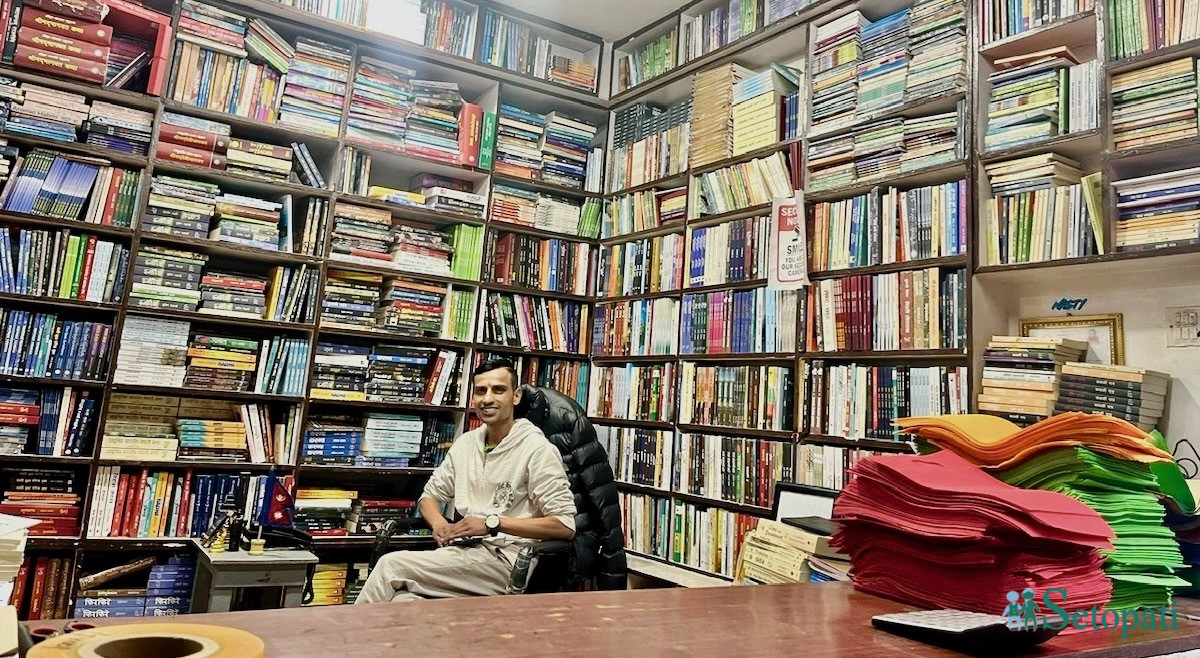 आफ्नो किताब पसलमा राजेश गजुरेल। तस्बिर: आर्या श्रेष्ठ/सेतोपाटी