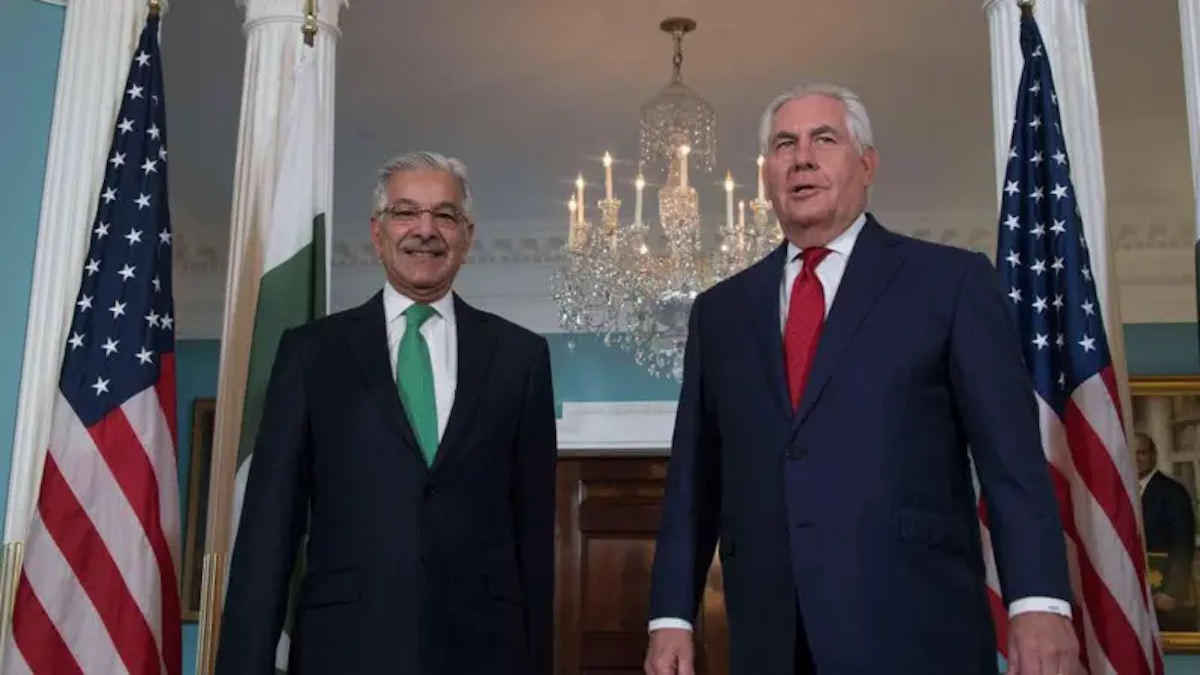 सन् २०१७ मा पाकिस्तानका तत्कालीन विदेशमन्त्री ख्वाजा आसिफ आफ्ना अमेरिकी समकक्ष रेक्स टिलरसनसँग। फाइल तस्बिर: बिबिसी