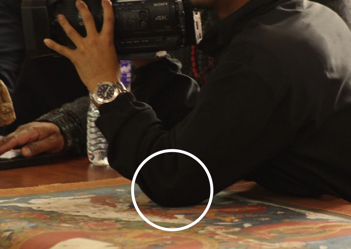 १५औंदेखि १८औं शताब्दीका पौभा: चित्रमाथि कुइनोले अढेस लगाइँदै। तस्बिर स्रोत:  आजाद थापा/उर्शुला मानन्धर।