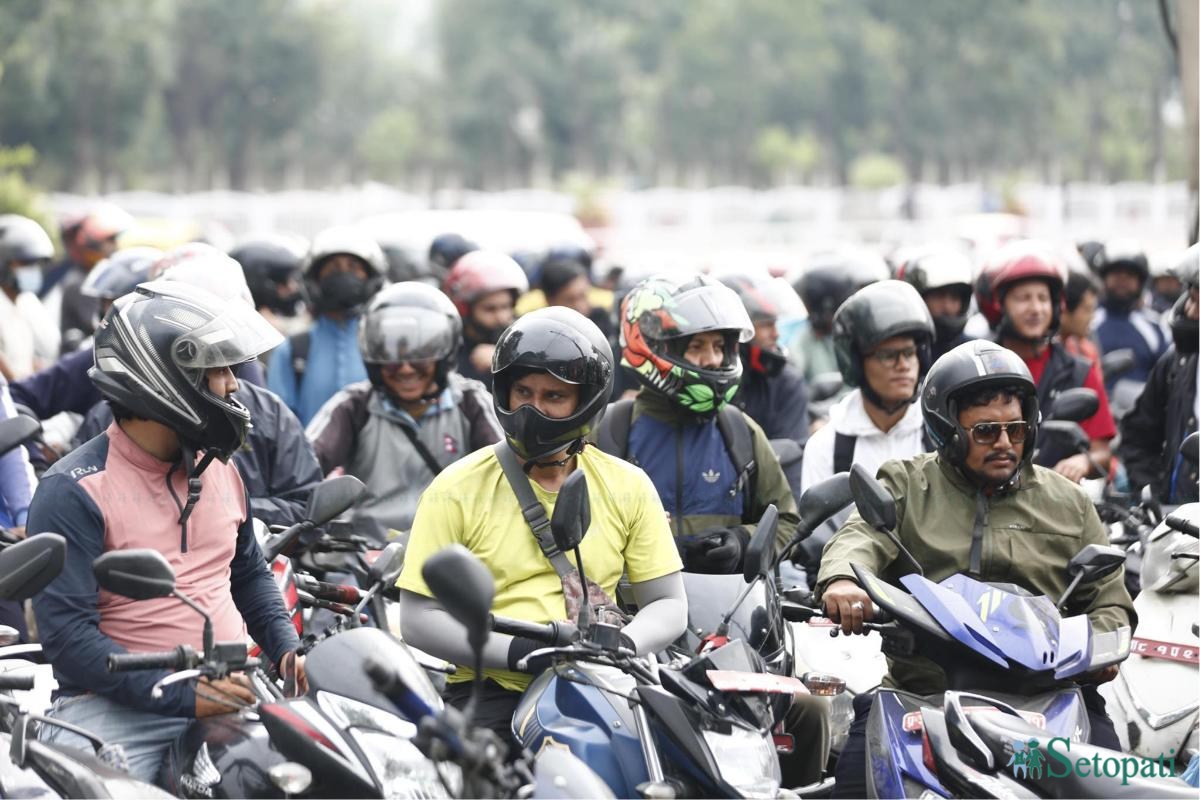 पेट्रोल भर्नेको लाम। फाइल तस्बिर