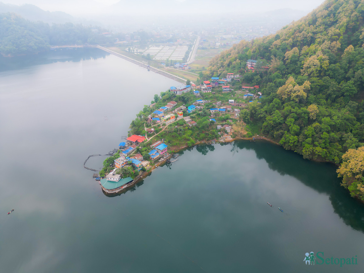 बेगनासताल किनार जलारीहरूले बसालेको पिप्ले गाउँ। तस्बिर: युवराज श्रेष्ठ/सेतोपाटी