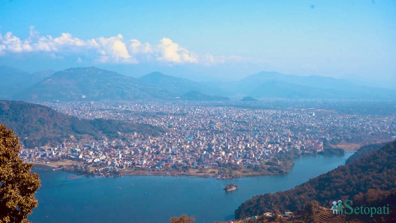 पुम्दीकोटबाट देखिएको पोखरा सहर। तस्बिर: युवराज श्रेष्ठ/सेतोपाटी