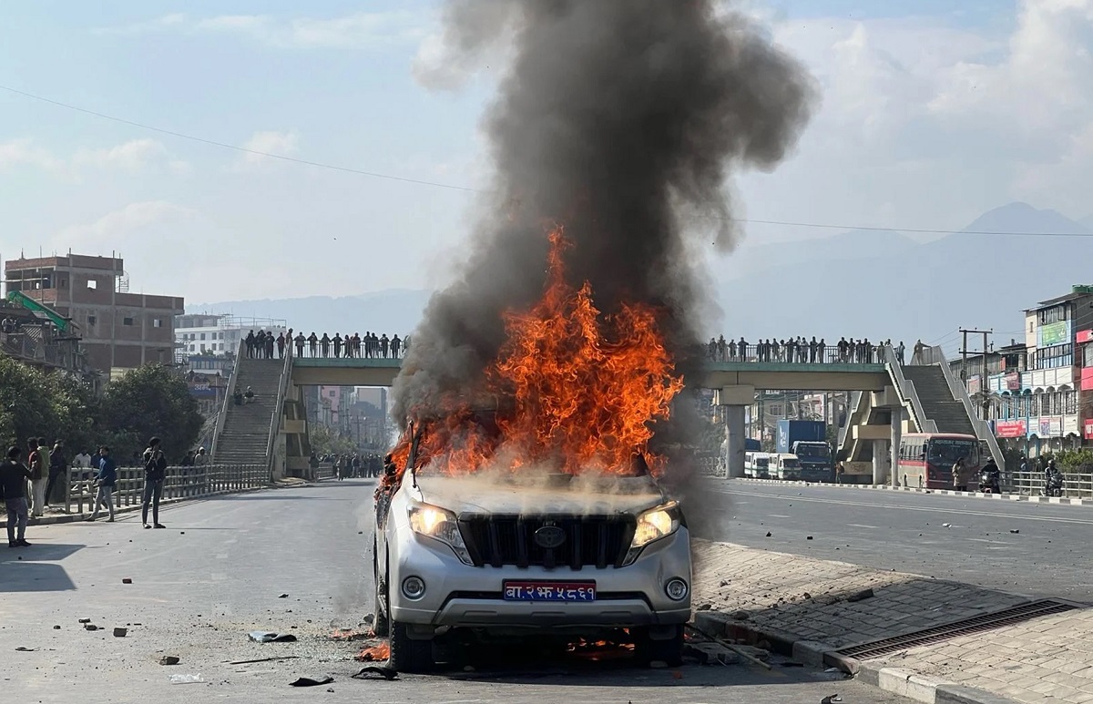 शुक्रबार आन्दोलनकारीहरूले जलाएको मन्त्री प्रकाश ज्वालाको गाडी। तस्बिरः माधव घिमिरे/रासस