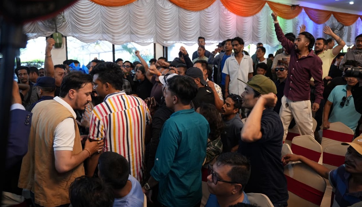 राप्रयुसं काठमाडौं अधिवेशनमा नाराबाजी गर्दै विक्रम-धवल पक्षका युवाहरू। तस्बिर: नेपाल फोटो लाइब्रेरी।