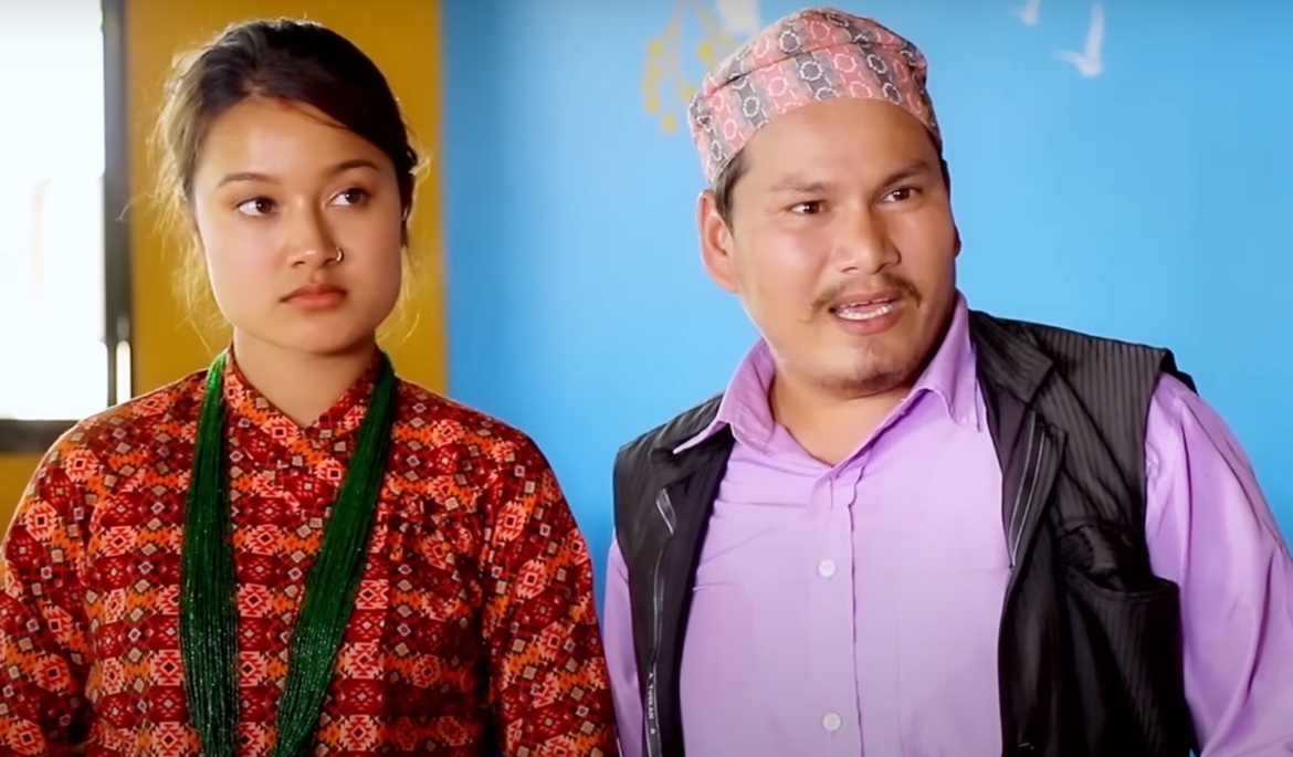 गाह्रो छ हो को एक दृश्यमा रियाशा दाहाल र बेगम नेपाली