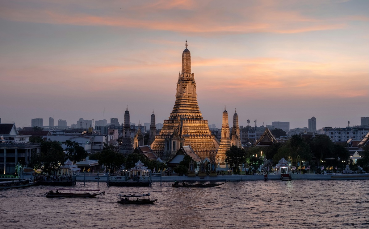 करिब ५०० वर्ष पुरानो बिहानीको उदाउँदो सूर्य अर्थात् अरूणमा समर्पित वाट (मन्दिर)। अरूणमा हरेक दिन हजारौं थाई तीर्थारू तथा विदेशी पर्यटकको भिड लाग्छ। फोटो: ओलिभियर डार्नी/पेक्सेल्स डट कम